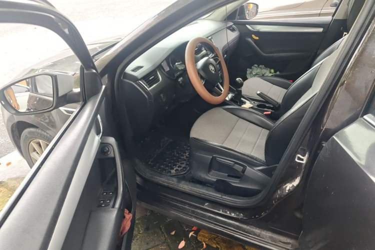 Used Skoda Octavia 2017 1.6L Manual Front-Wheel-Drive Version Driver Seat