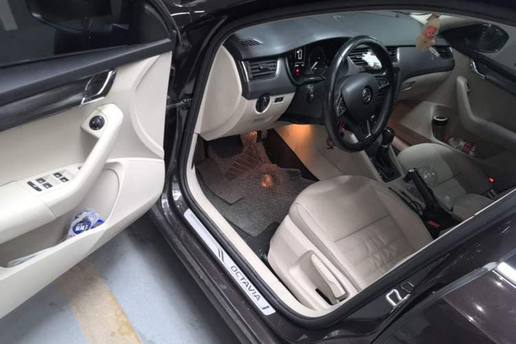 Used Skoda Octavia 2017 1.6L Automatic Smart Drive Edition Driver Seat