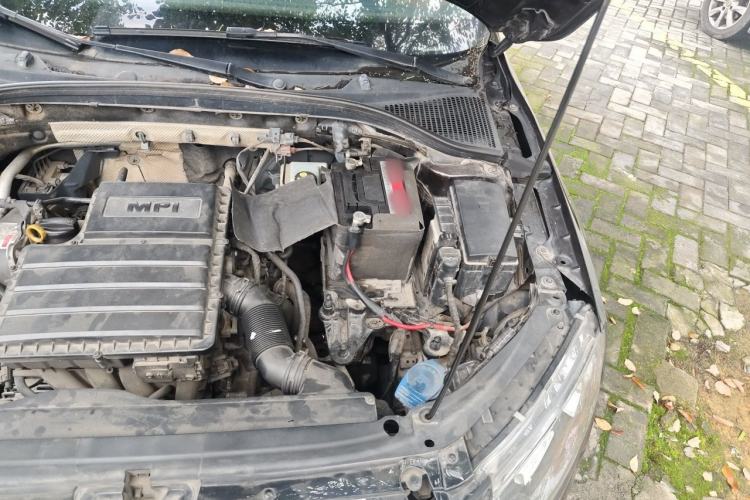 Used Skoda Octavia 2017 1.6L Manual Front-Wheel-Drive Version Engine Bay Left