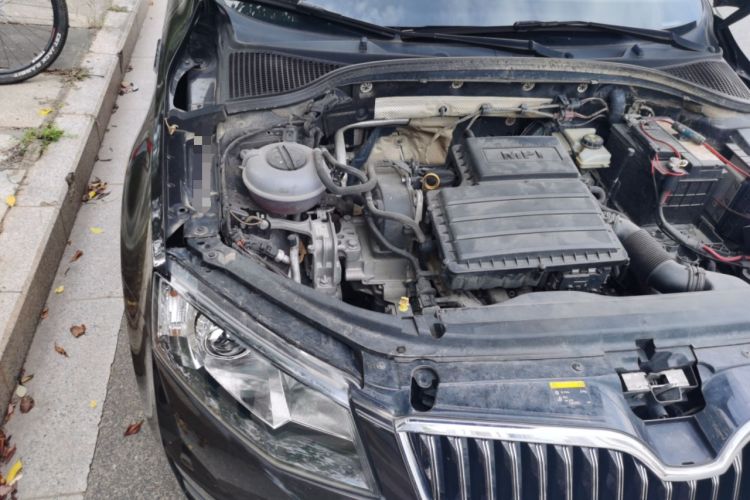 Used Skoda Octavia 2017 1.6L Automatic Chuanxing Edition Engine Bay Right