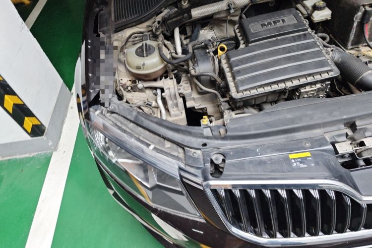 Used Skoda Octavia 2017 1.6L Manual Smart Drive Edition Engine Bay Right