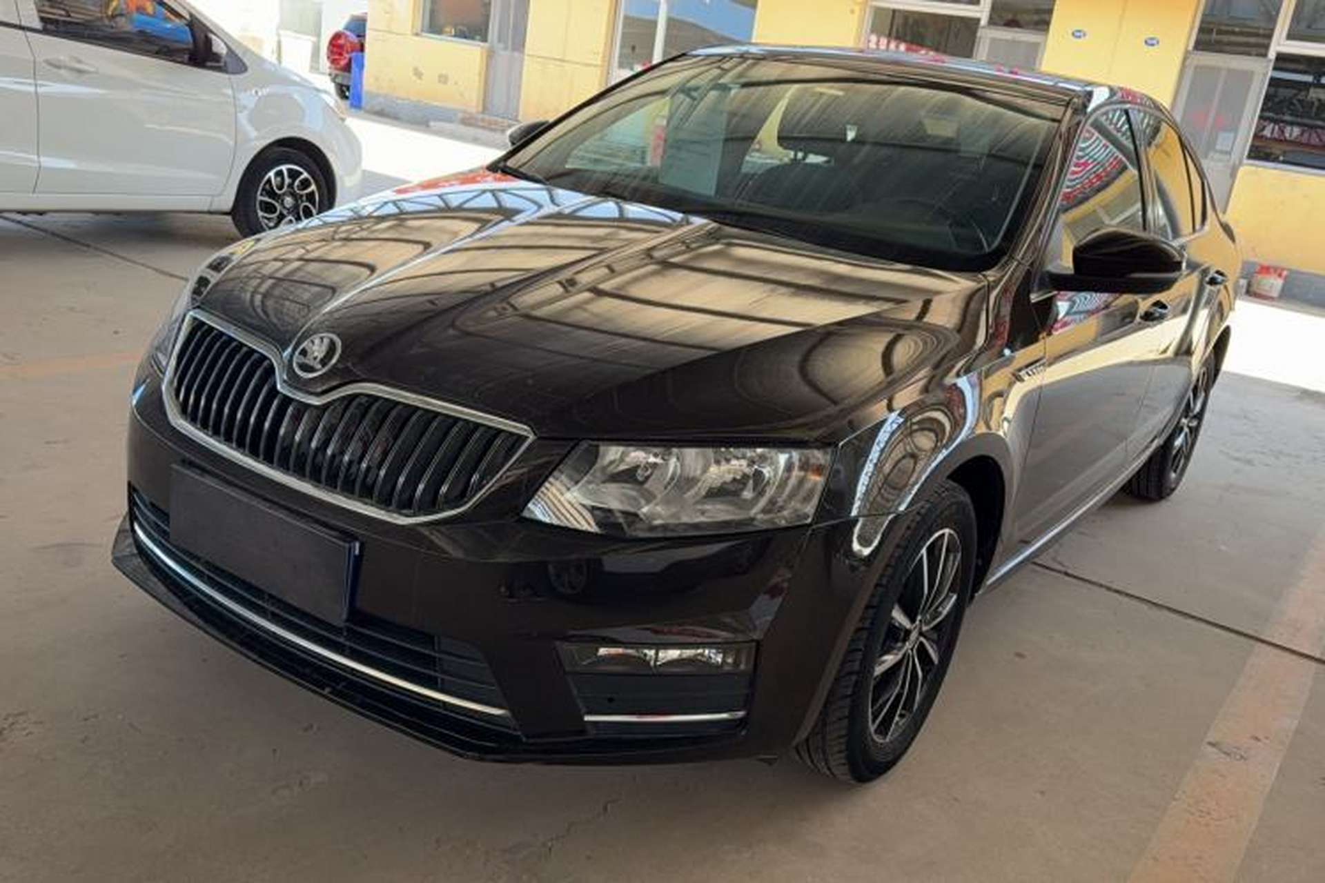 Used Skoda Octavia 2017 1.6L Automatic Smart Drive Edition Front Left 45 Deg