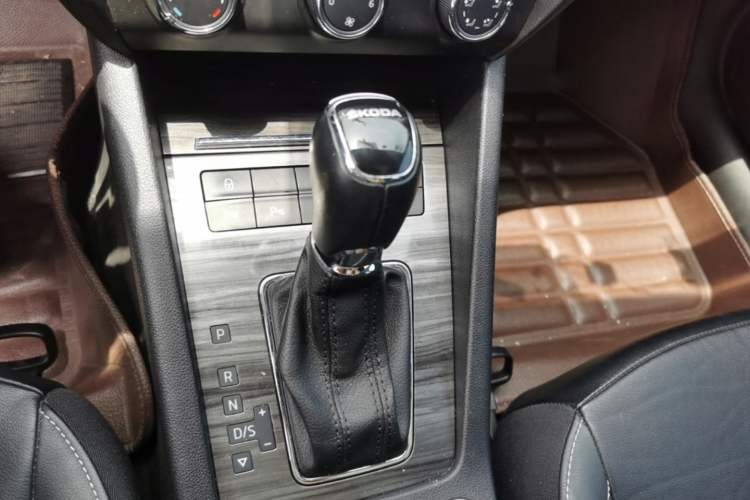 Used Skoda Octavia 2017 1.6L Automatic Smart Drive Edition Gear Lever