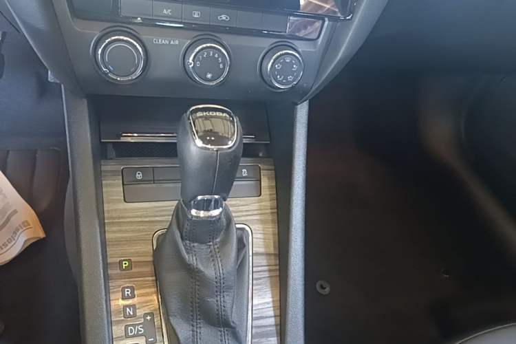 Used Skoda Octavia 2017 1.6L Automatic Smart Drive Edition Gear Lever