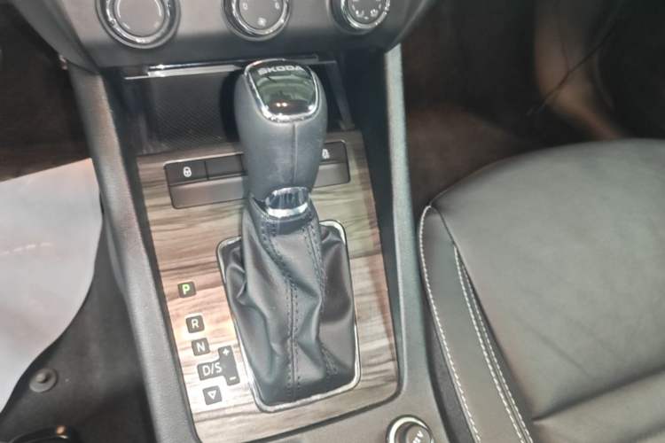 Used Skoda Octavia 2017 1.6L Automatic Smart Drive Edition Gear Lever