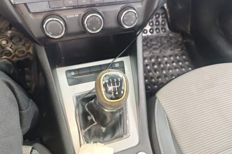 Used Skoda Octavia 2017 1.6L Manual Front-Wheel-Drive Version Gear Lever