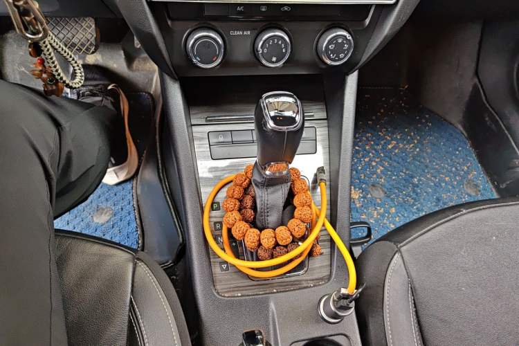 Used Skoda Octavia 2017 1.6L Automatic Smart Drive Edition Gear Lever