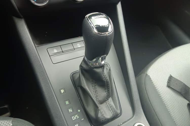 Used Skoda Octavia 2017 Classic Model 1.6L Automatic Comfort Edition Gear Lever