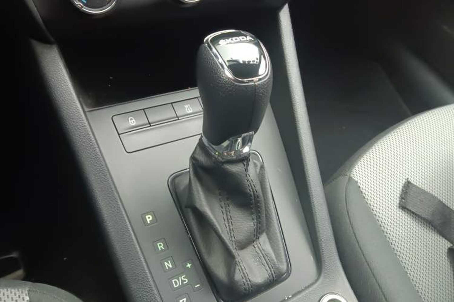 Used Skoda Octavia 2017 Classic Model 1.6L Automatic Comfort Edition Gear Lever
