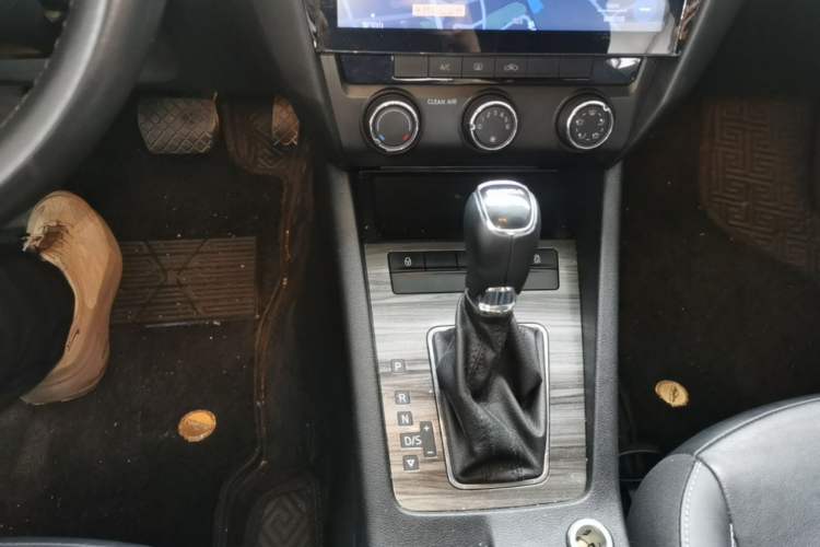 Used Skoda Octavia 2017 1.6L Automatic Smart Drive Edition Gear Lever