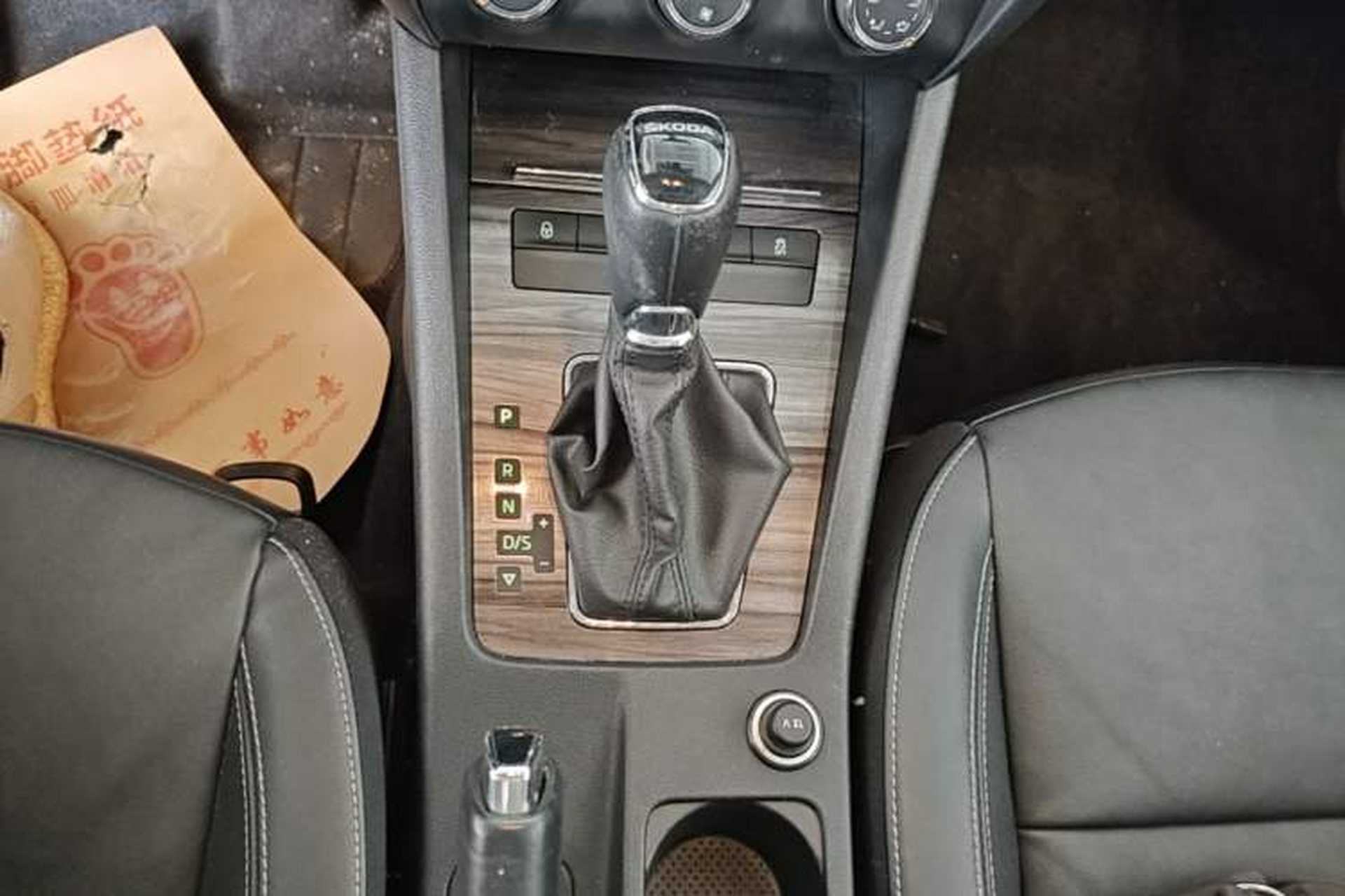Used Skoda Octavia 2017 1.6L Automatic Smart Drive Edition Gear Lever