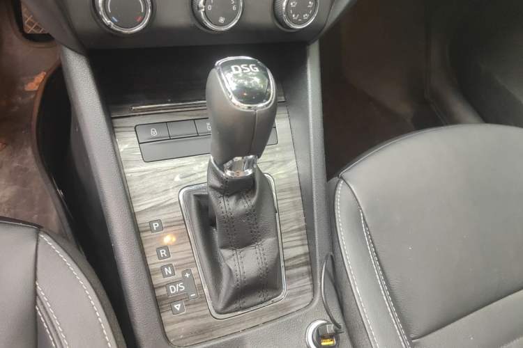 Used Skoda Octavia 2017 TSI280 DSG Smart Drive Edition Gear Lever