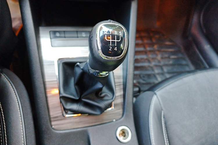 Used Skoda Octavia 2017 1.6L Manual Smart Drive Edition Gear Lever