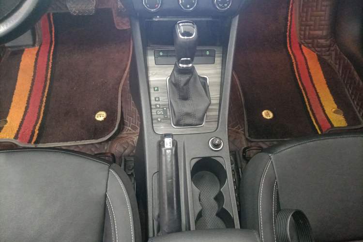 Used Skoda Octavia 2017 1.6L Automatic Smart Drive Edition Gear Lever