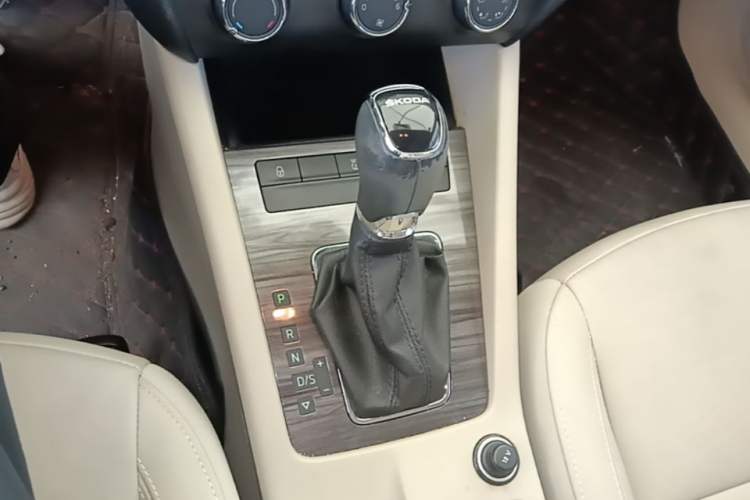Used Skoda Octavia 2017 1.6L Automatic Smart Drive Edition Gear Lever