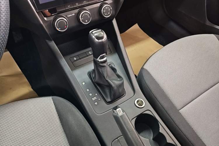 Used Skoda Octavia 2017 Classic Model 1.6L Automatic Comfort Edition Gear Lever
