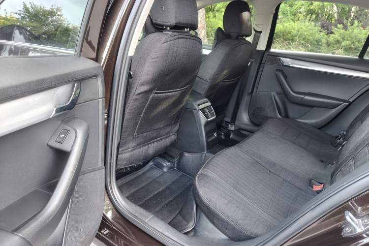 Used Skoda Octavia 2017 1.6L Manual Trend Edition Interior 2