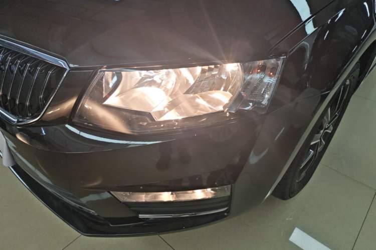 Used Skoda Octavia 2017 1.6L Automatic Smart Drive Edition Left Front Headlight
