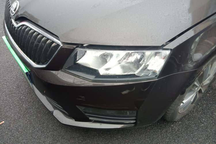 Used Skoda Octavia 2017 Classic Model 1.6L Automatic Comfort Edition Left Front Headlight