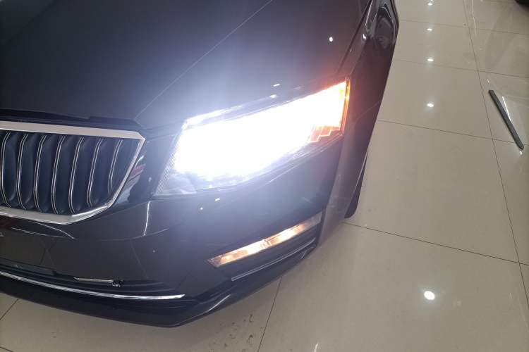 Used Skoda Octavia 2017 1.6L Automatic Smart Drive Edition Left Front Headlight