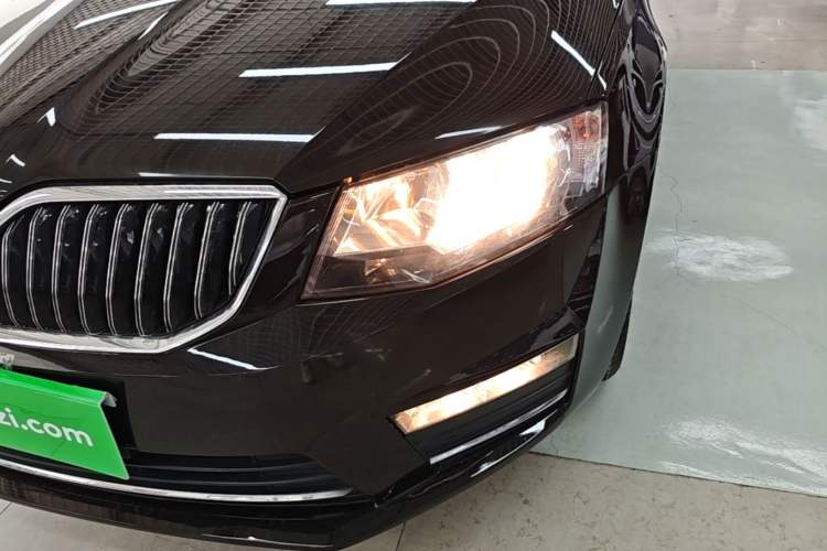 Used Skoda Octavia 2017 Classic Model 1.6L Automatic Comfort Edition Left Front Headlight