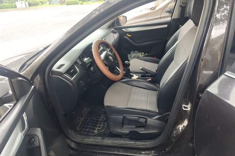 Used Skoda Octavia 2017 1.6L Manual Front-Wheel-Drive Version Left Front Seat