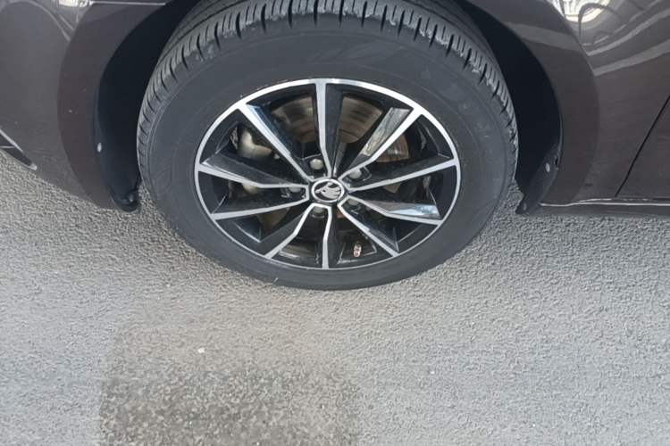 Used Skoda Octavia 2017 1.6L Automatic Smart Drive Edition Left Front Wheel Hub
