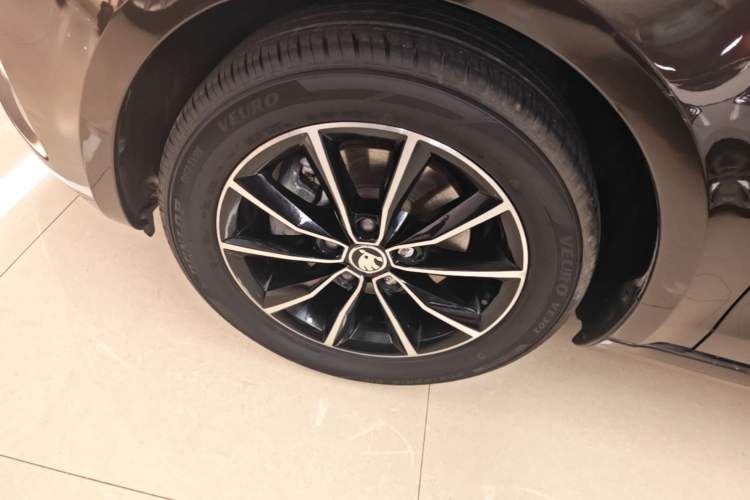 Used Skoda Octavia 2017 1.6L Automatic Smart Drive Edition Left Front Wheel Hub