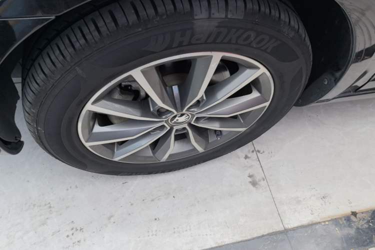 Used Skoda Octavia 2017 1.6L Manual Trend Edition Left Front Wheel Hub
