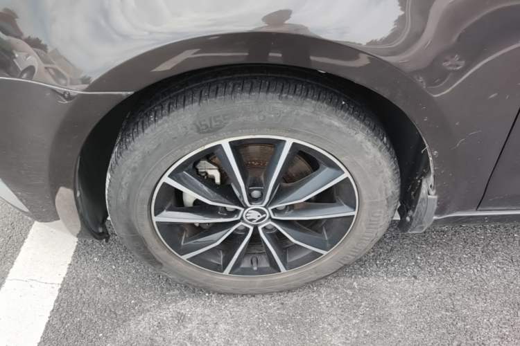 Used Skoda Octavia 2017 1.6L Automatic Smart Drive Edition Left Front Wheel Hub