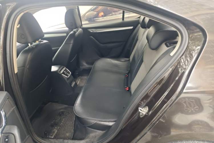 Used Skoda Octavia 2017 1.6L Manual Front-Wheel-Drive Version Left Rear Seat
