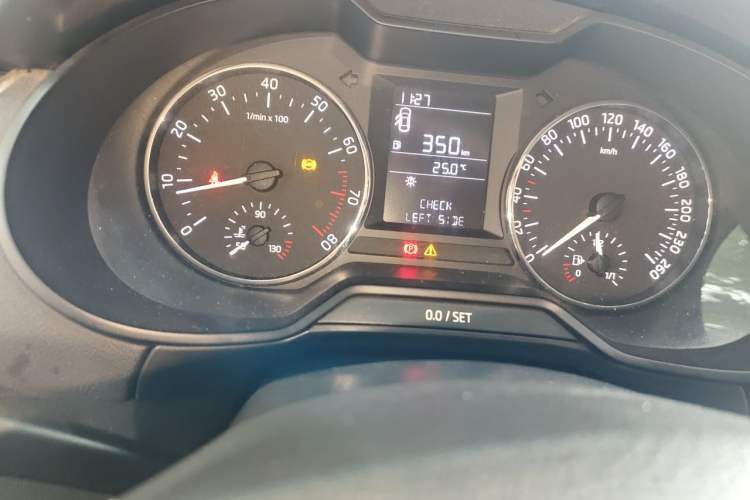 Used Skoda Octavia 2017 1.6L Manual Front-Wheel-Drive Version Odometer Close Up