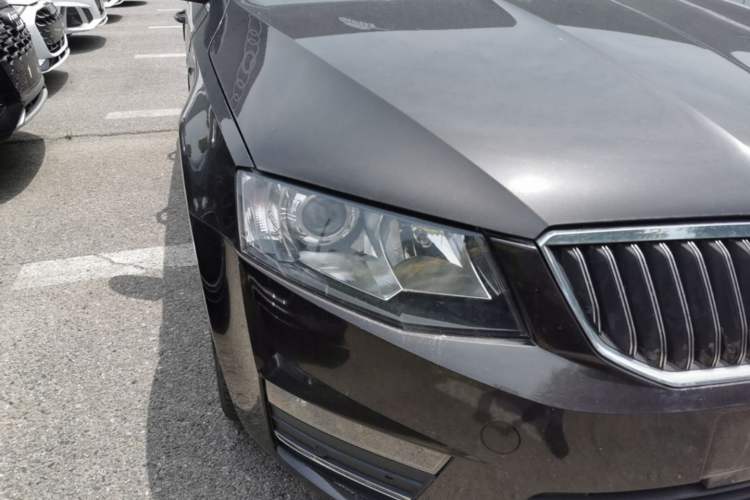 Used Skoda Octavia 2017 1.6L Automatic Smart Drive Edition Right Front Headlight