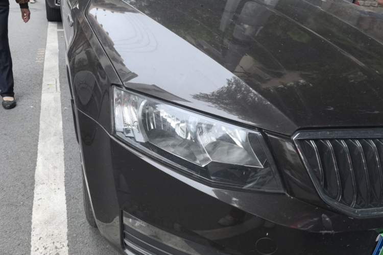 Used Skoda Octavia 2017 1.6L Automatic Smart Drive Edition Right Front Headlight