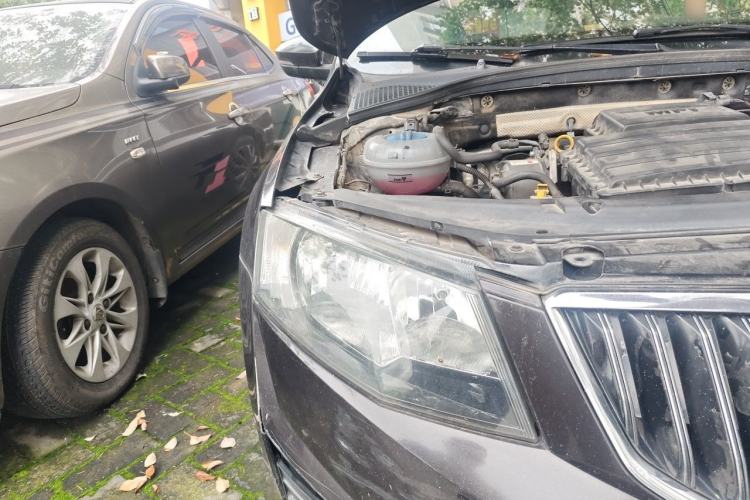 Used Skoda Octavia 2017 1.6L Manual Front-Wheel-Drive Version Right Front Headlight