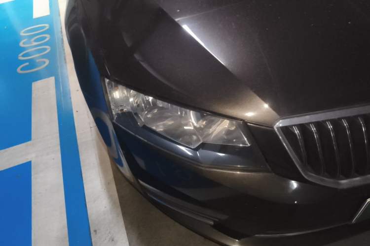 Used Skoda Octavia 2017 1.6L Manual Smart Drive Edition Right Front Headlight