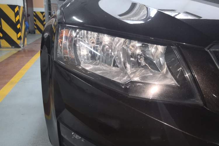 Used Skoda Octavia 2017 1.6L Automatic Smart Drive Edition Right Front Headlight