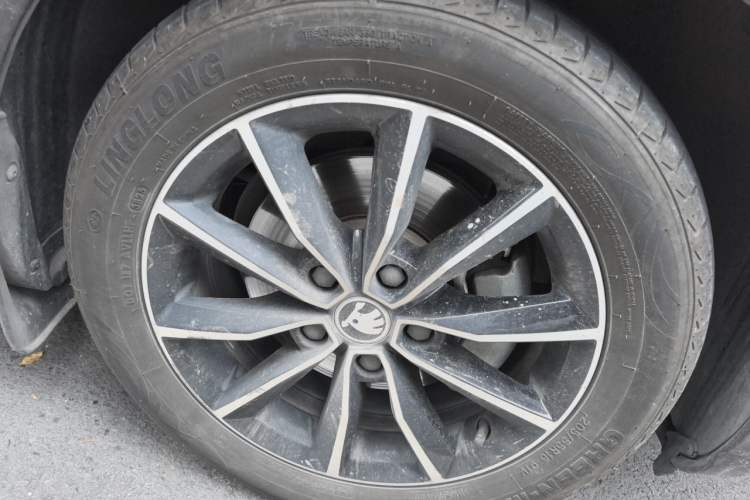 Used Skoda Octavia 2017 1.6L Automatic Smart Drive Edition Right Front Wheel Hub