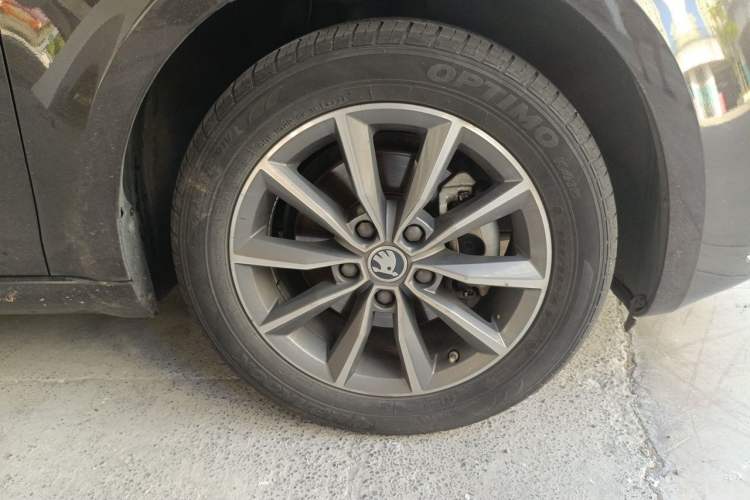 Used Skoda Octavia 2017 1.6L Automatic Chuanxing Edition Right Front Wheel Hub