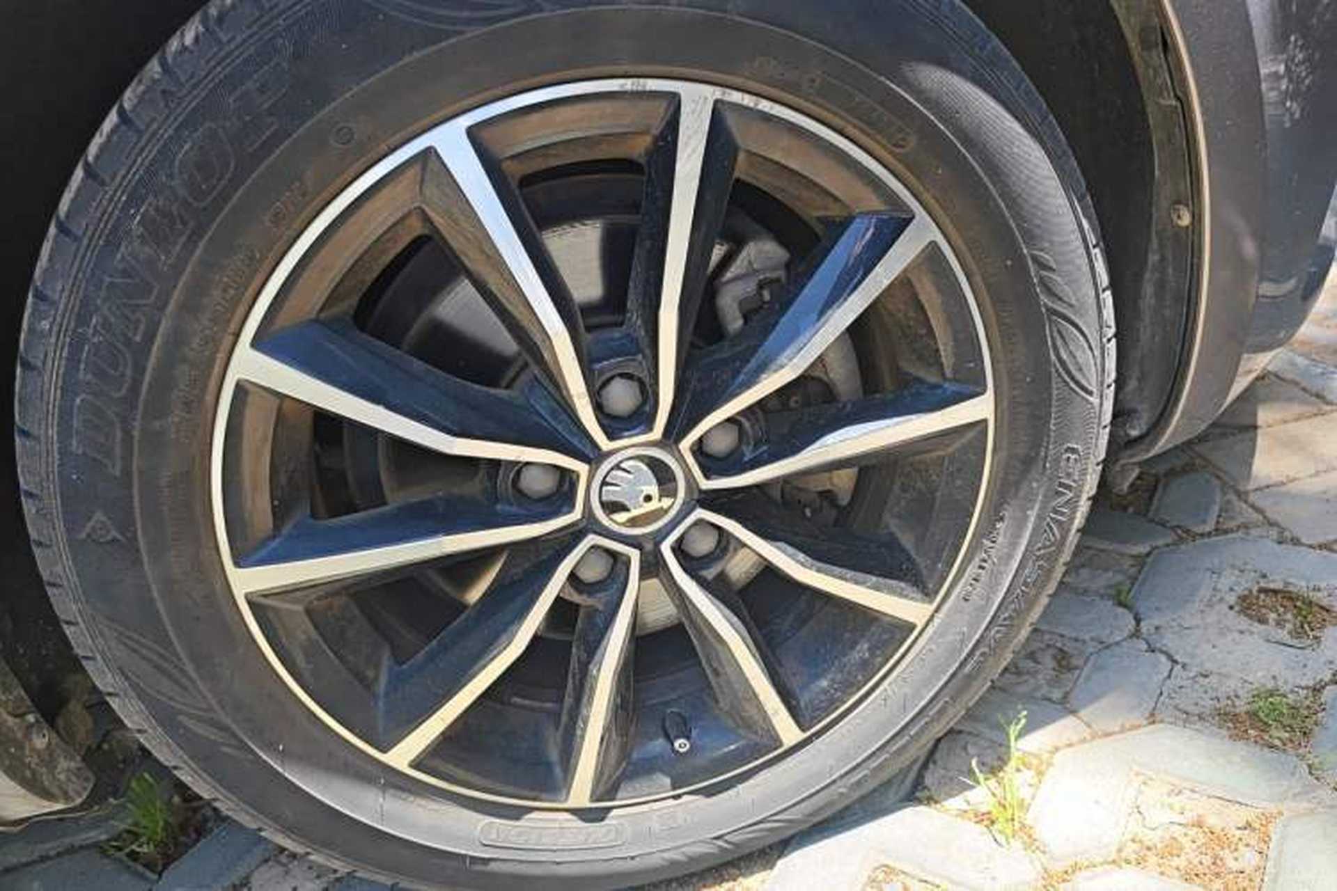 Used Skoda Octavia 2017 1.6L Automatic Smart Drive Edition Right Front Wheel Hub