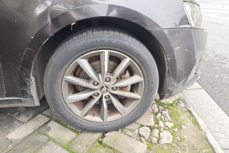 Used Skoda Octavia 2017 1.6L Manual Front-Wheel-Drive Version Right Front Wheel Hub