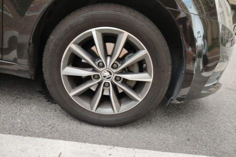 Used Skoda Octavia 2017 1.6L Automatic Chuanxing Edition Right Front Wheel Hub