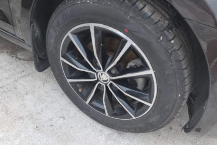 Used Skoda Octavia 2017 1.6L Manual Smart Drive Edition Right Front Wheel Hub