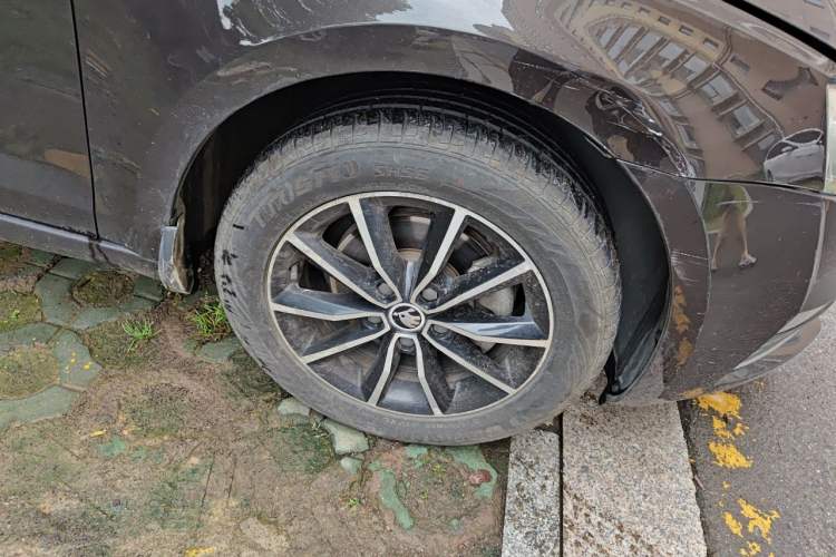 Used Skoda Octavia 2017 1.6L Automatic Smart Drive Edition Right Front Wheel Hub