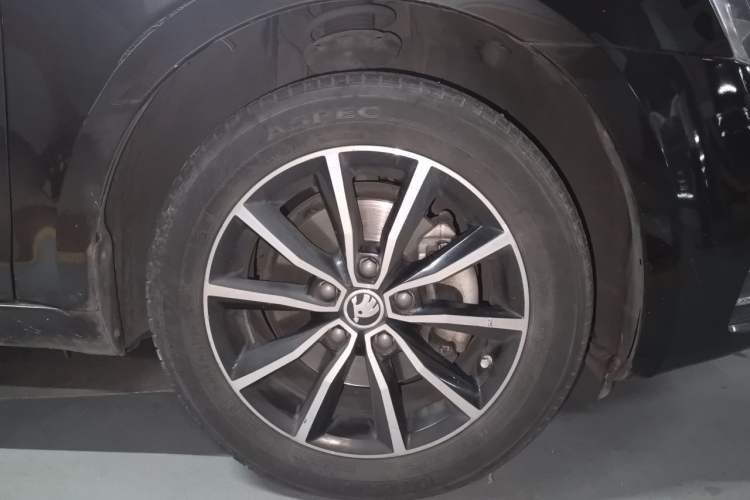 Used Skoda Octavia 2017 1.6L Automatic Smart Drive Edition Right Front Wheel Hub