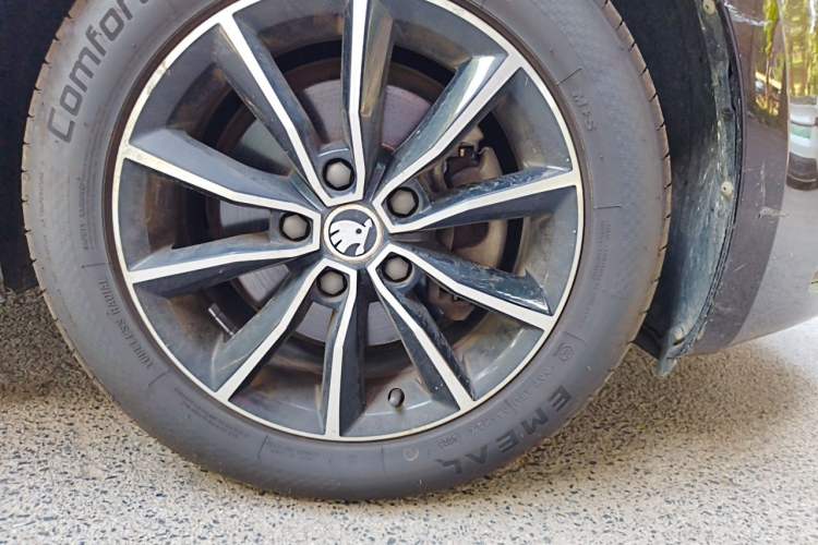 Used Skoda Octavia 2017 1.6L Manual Smart Drive Edition Right Front Wheel Hub