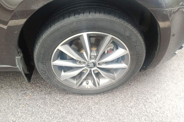 Used Skoda Octavia 2017 1.6L Automatic Chuanxing Edition Right Front Wheel Hub