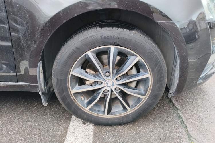Used Skoda Octavia 2017 1.6L Automatic Smart Drive Edition Right Front Wheel Hub