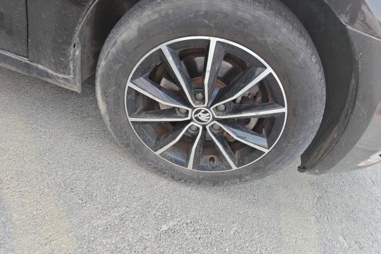 Used Skoda Octavia 2017 1.6L Manual Smart Drive Edition Right Front Wheel Hub