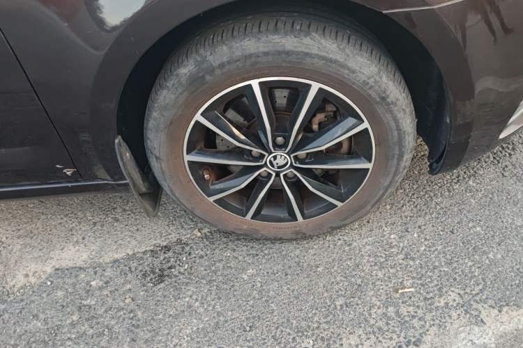 Used Skoda Octavia 2017 1.6L Manual Smart Drive Edition Right Front Wheel Hub